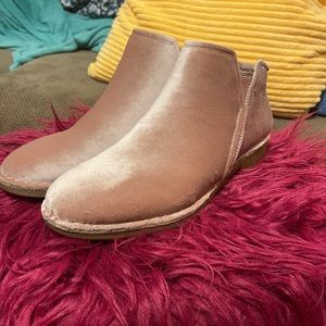 Sketchers BOBS Pink Suede Ankle Bootie 8 1/2